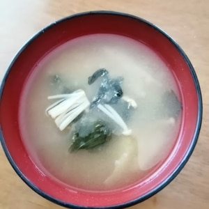 ほうれん草とえのきとわかめの味噌汁